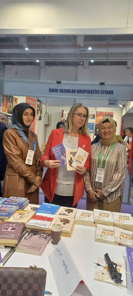 İZMİR YAZARLAR BİRLİĞİ STANDINDA YAZARLARIMIZ OKURLARI İLE BULUŞTU.