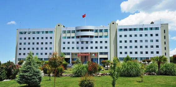 ÜNİVERSİTE’DE ÇATILAR AKIYOR, YÖNETİM BAKIYOR