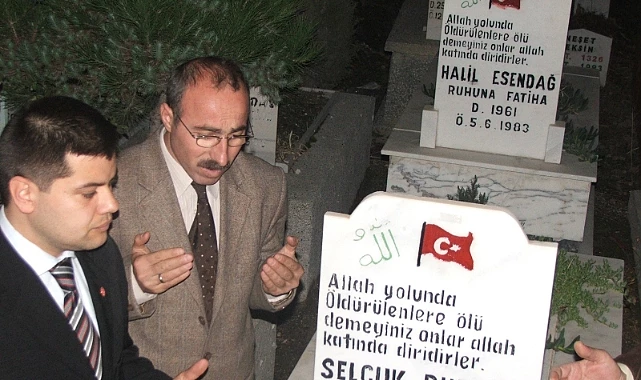 AKSAÇLILAR İDAM EDİLEN ÜLKÜCÜLERİ KABİRLERİ BAŞINDA ANDI...