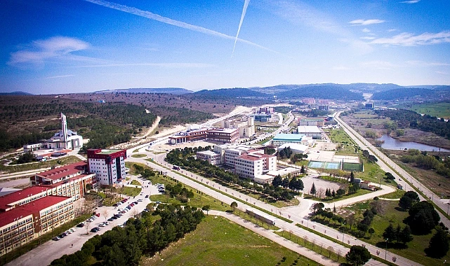 BAÜN, ÖĞRENCİSİNİN YANINDA